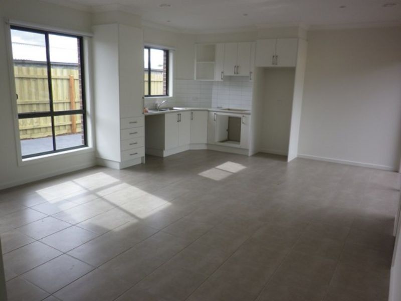 2/6 Glencairn Avenue, Deer Park VIC 3023