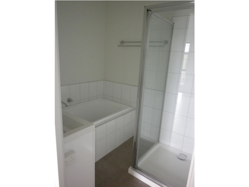 2/6 Glencairn Avenue, Deer Park VIC 3023