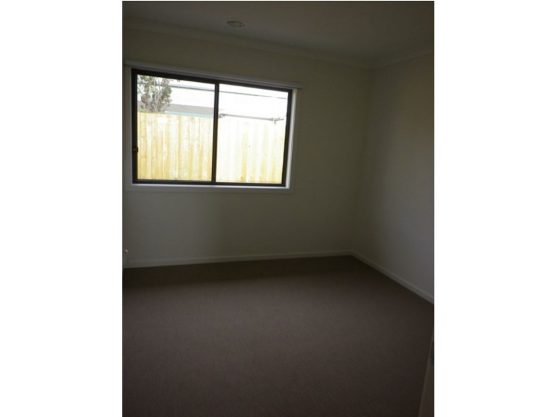 2/6 Glencairn Avenue, Deer Park VIC 3023