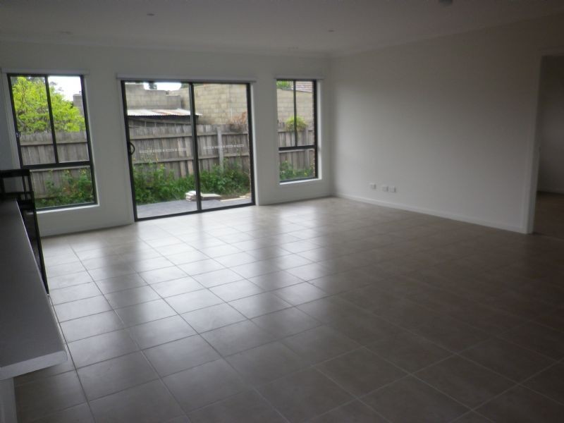 3/6 Glencairn Avenue, Deer Park VIC 3023