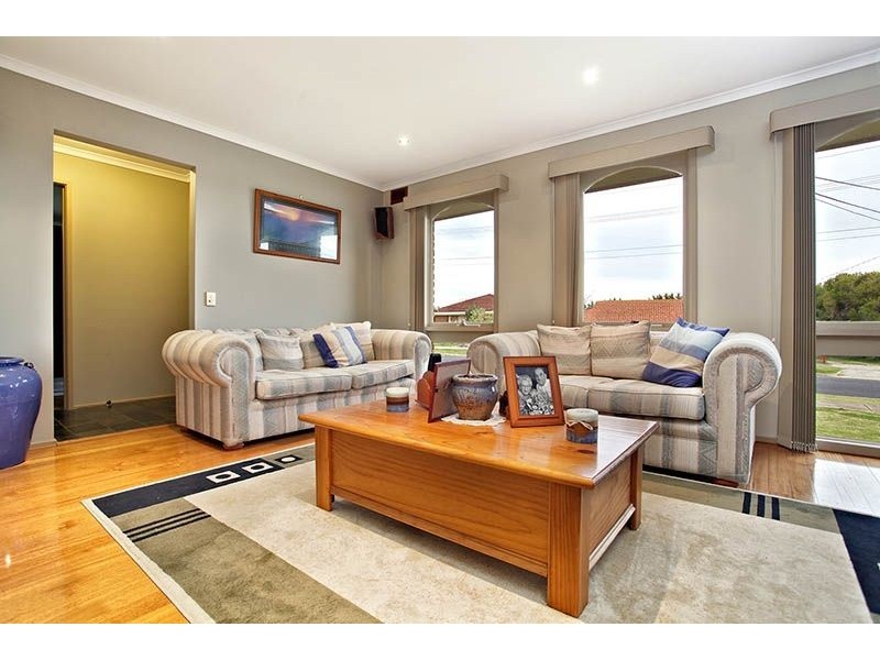 10 Peterborough Crescent, Deer Park VIC 3023