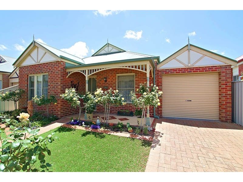 15 Castlemaine Way, Caroline Springs VIC 3023