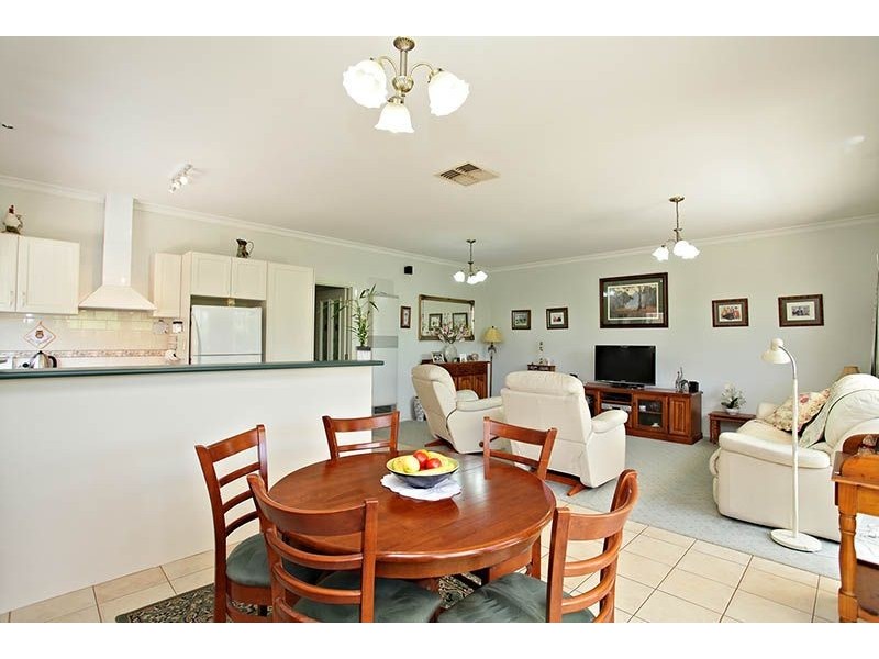 15 Castlemaine Way, Caroline Springs VIC 3023