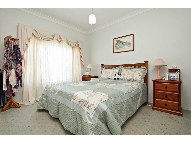 15 Castlemaine Way, Caroline Springs VIC 3023