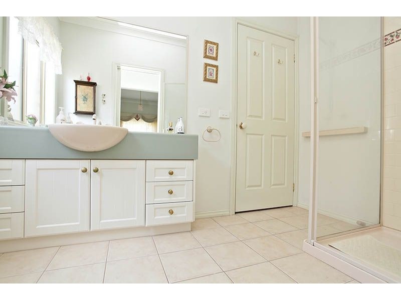 15 Castlemaine Way, Caroline Springs VIC 3023