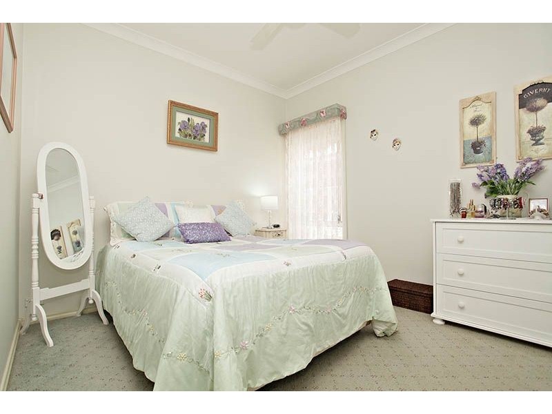 15 Castlemaine Way, Caroline Springs VIC 3023