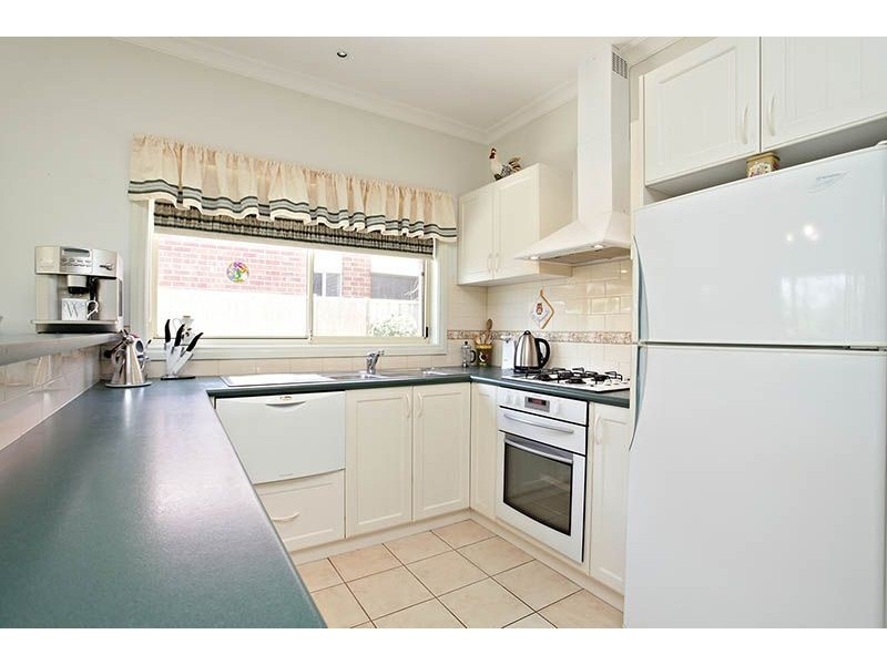 15 Castlemaine Way, Caroline Springs VIC 3023