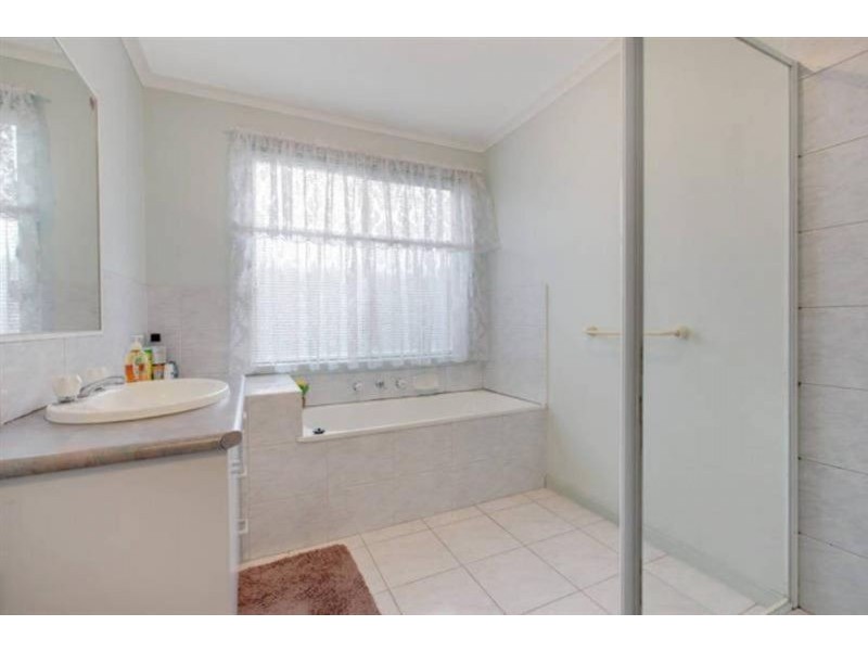 2/90 Robinsons Road, Deer Park VIC 3023