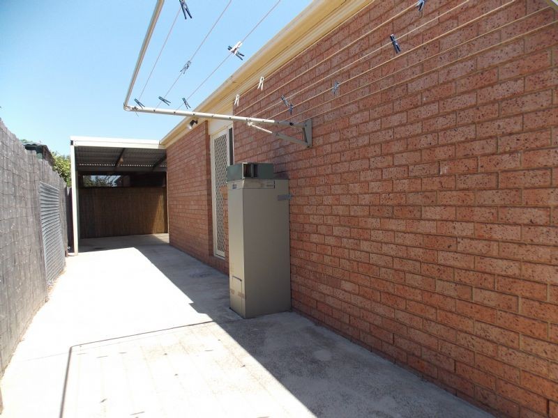 2/90 Robinsons Road, Deer Park VIC 3023