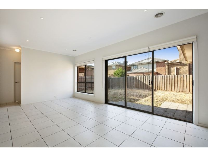 8 Castlebury Place, Deer Park VIC 3023
