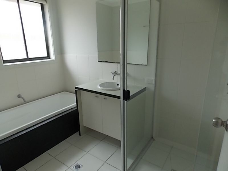 8 Castlebury Place, Deer Park VIC 3023