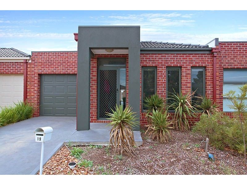 19 Hatchlands Drive, Deer Park VIC 3023
