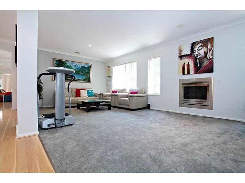 2 Woodburn Avenue, Cairnlea VIC 3023