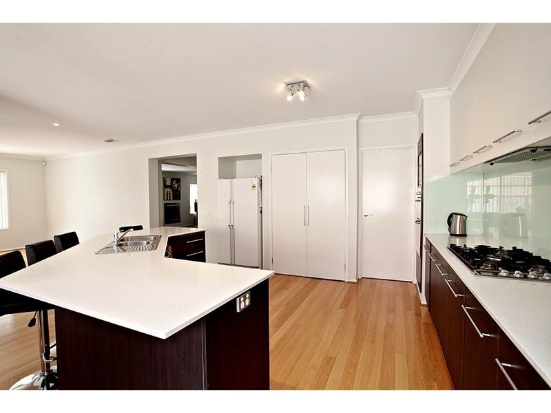 2 Woodburn Avenue, Cairnlea VIC 3023