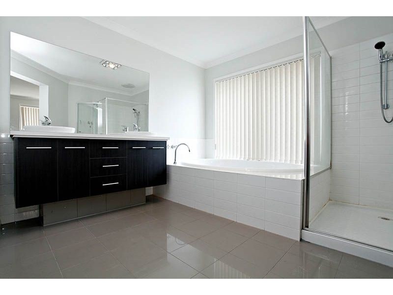 2 Woodburn Avenue, Cairnlea VIC 3023