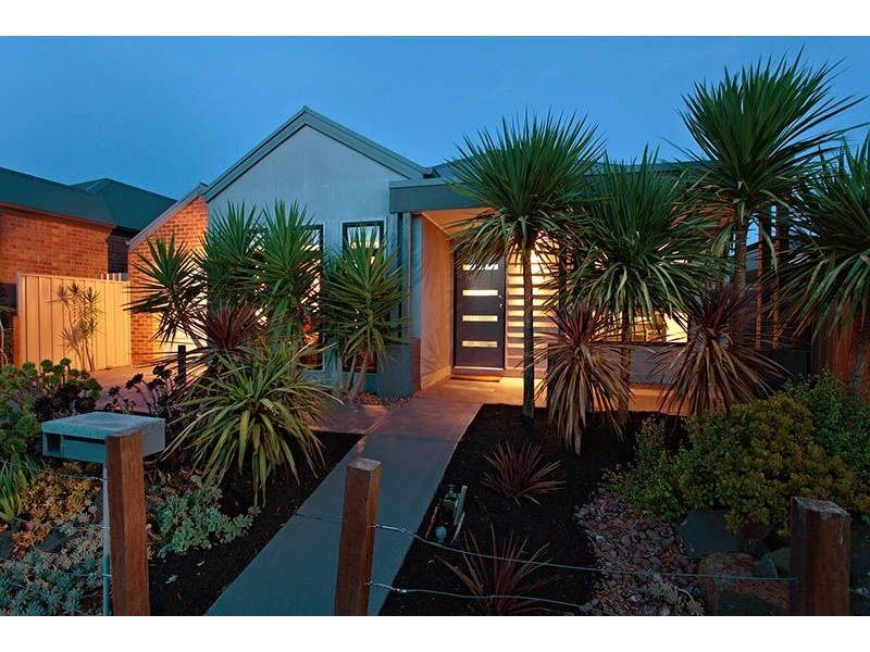 9 Matlock Street, Caroline Springs VIC 3023