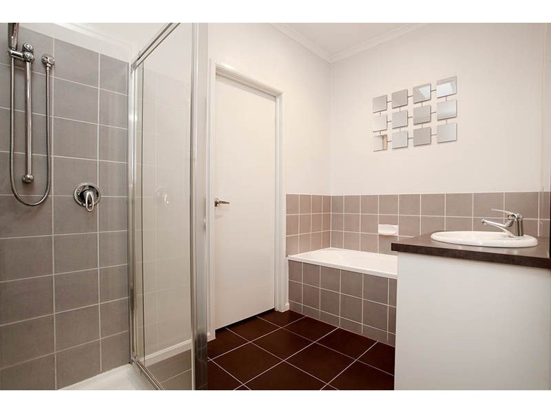 9 Matlock Street, Caroline Springs VIC 3023