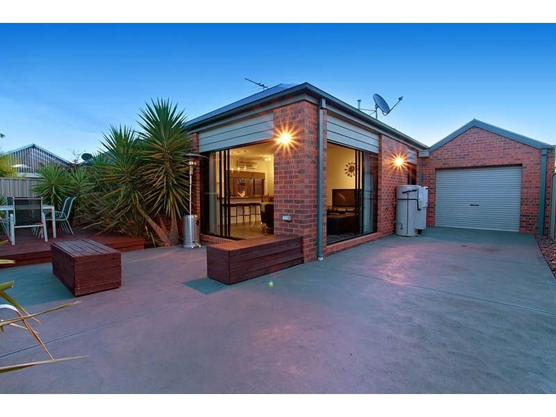 9 Matlock Street, Caroline Springs VIC 3023