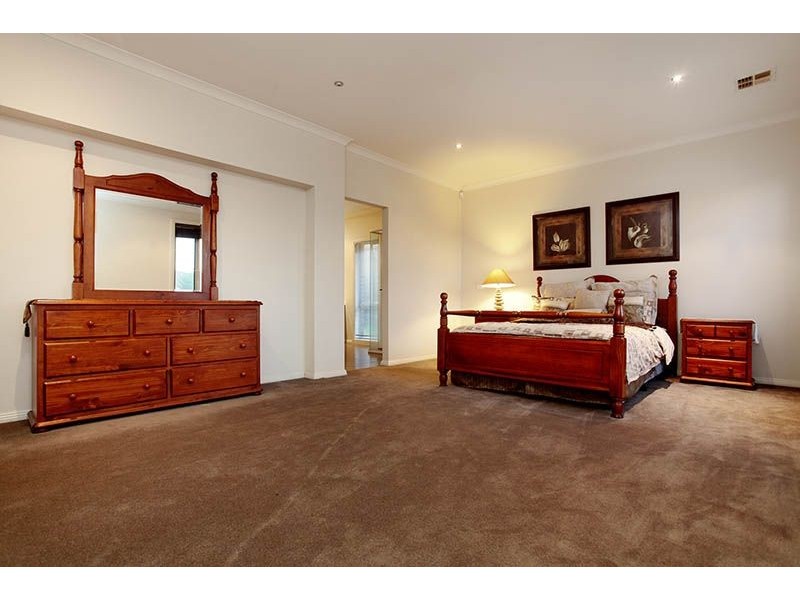 11 Pendragon Crescent, Derrimut VIC 3030