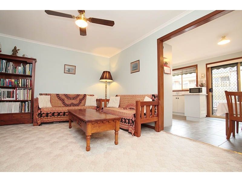 2/31 Carroll Street, Deer Park VIC 3023