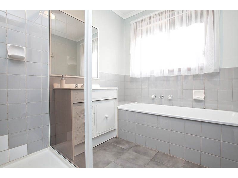 2/31 Carroll Street, Deer Park VIC 3023