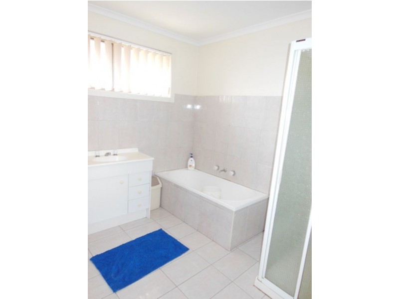 1/2 Runcorn Crescent, Deer Park VIC 3023