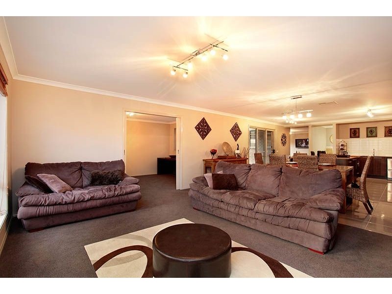 16 Heathcliff Avenue, Deer Park VIC 3023