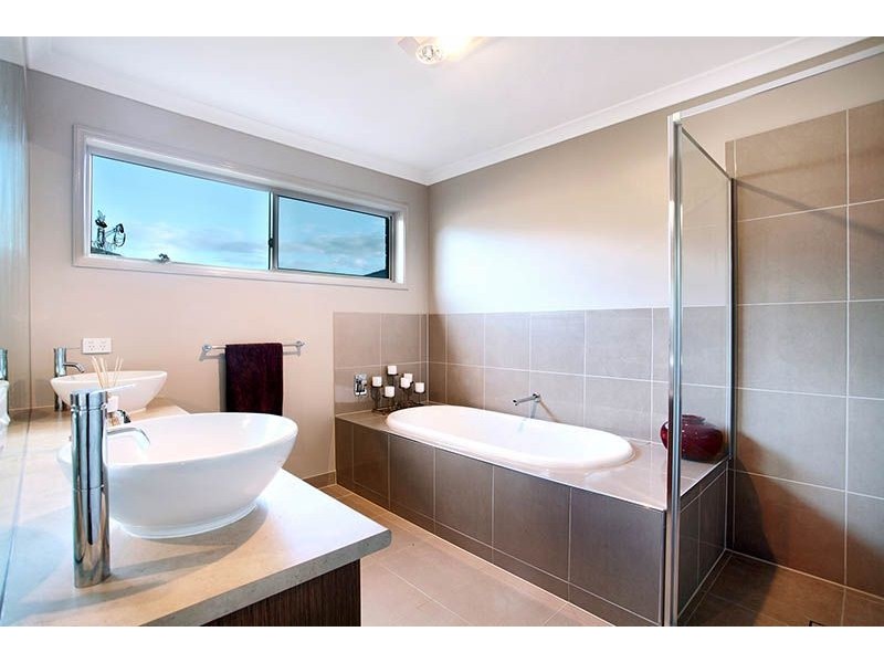 16 Heathcliff Avenue, Deer Park VIC 3023