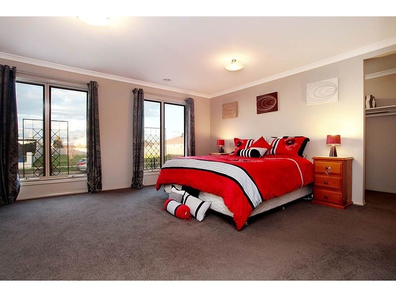 16 Heathcliff Avenue, Deer Park VIC 3023