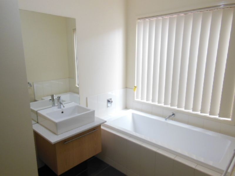 20 Old Course Crescent, Deer Park VIC 3023