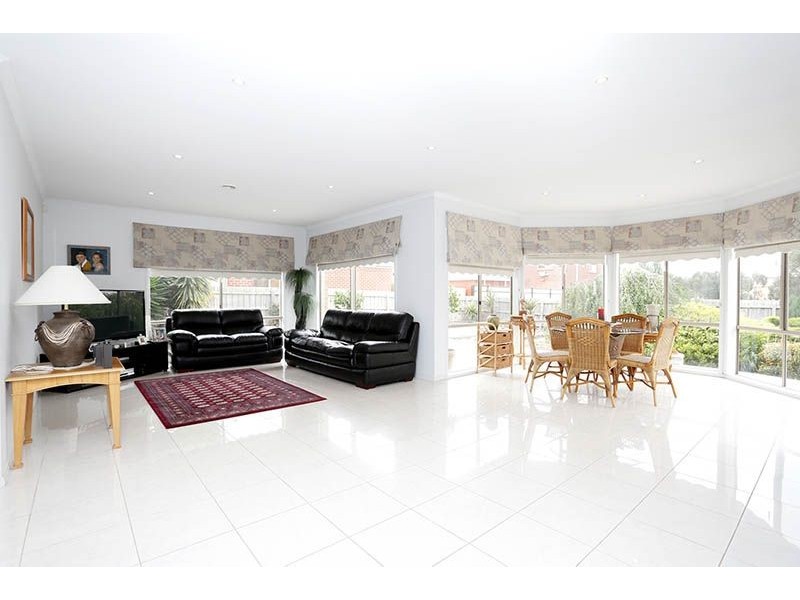 11 Tussock Grove, Cairnlea VIC 3023