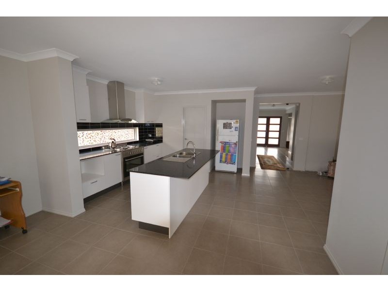 2 Sarah Street, Sunshine VIC 3020