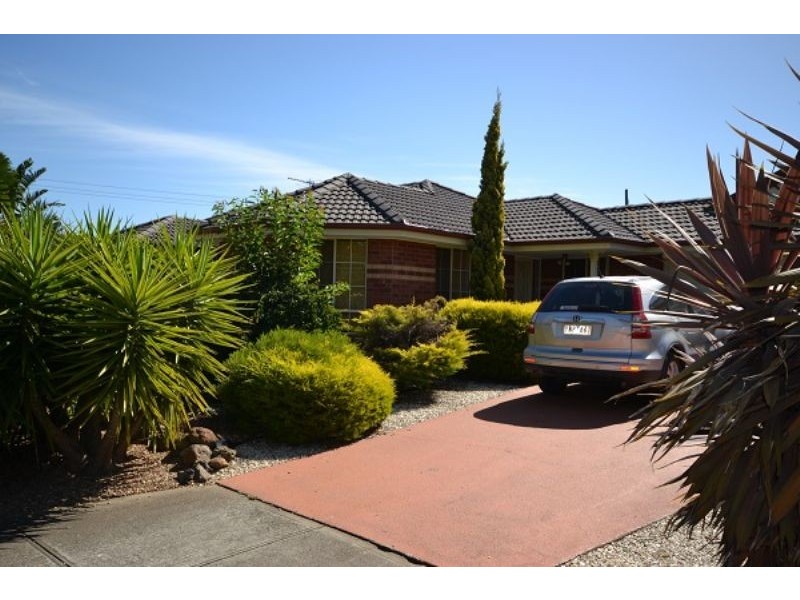 10 Morwell Gardenns, Caroline Springs VIC 3023