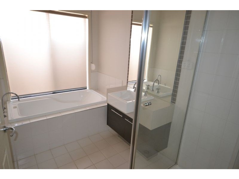 32 St Leonards Avenue, Derrimut VIC 3030