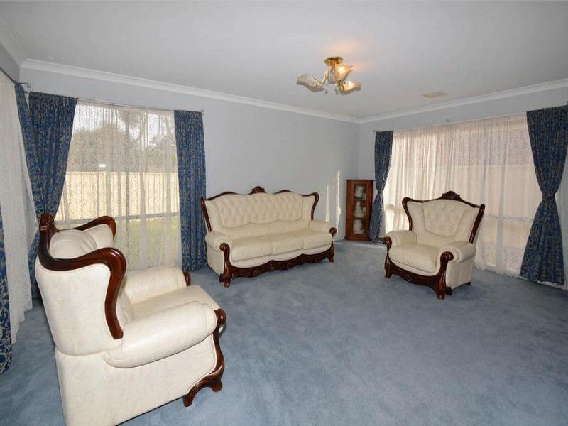 15 Silverdale Walk, Cairnlea VIC 3023