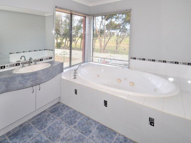 15 Silverdale Walk, Cairnlea VIC 3023