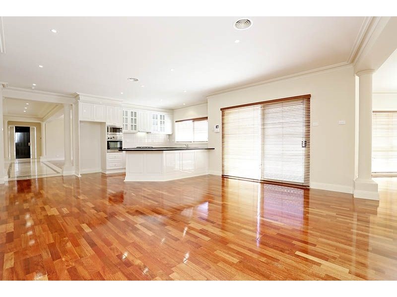 10 Carnarvon Close, Taylors Lakes VIC 3038