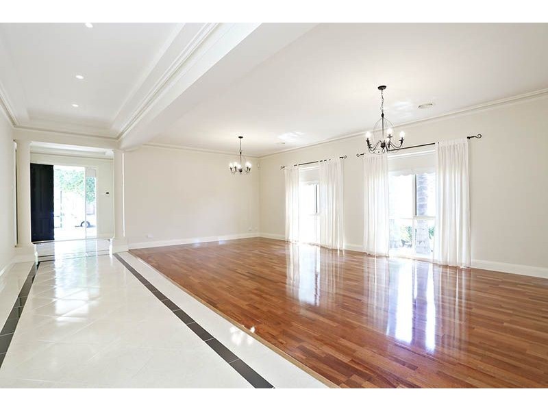 10 Carnarvon Close, Taylors Lakes VIC 3038