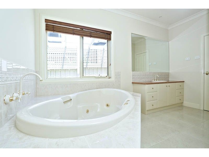 10 Carnarvon Close, Taylors Lakes VIC 3038