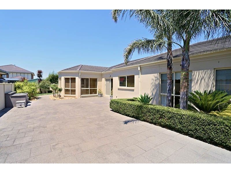 10 Carnarvon Close, Taylors Lakes VIC 3038