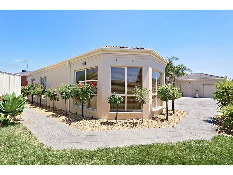 10 Carnarvon Close, Taylors Lakes VIC 3038