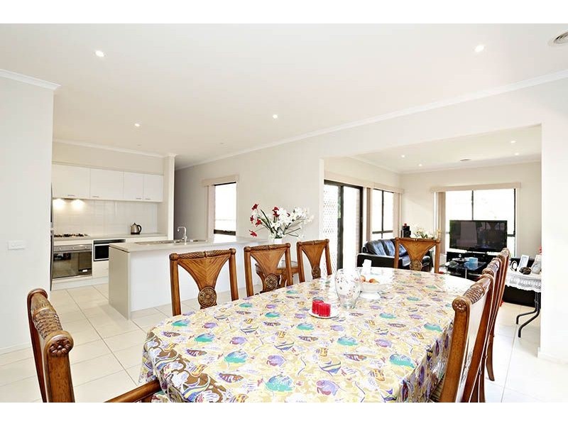 10 Castlebury Place, Deer Park VIC 3023