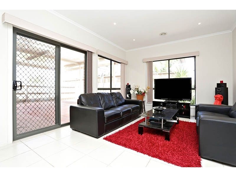 10 Castlebury Place, Deer Park VIC 3023