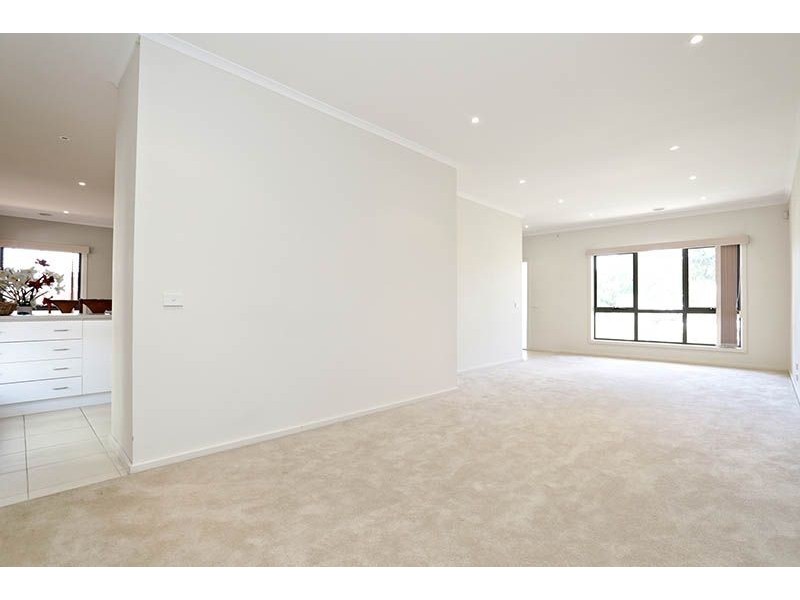 10 Castlebury Place, Deer Park VIC 3023