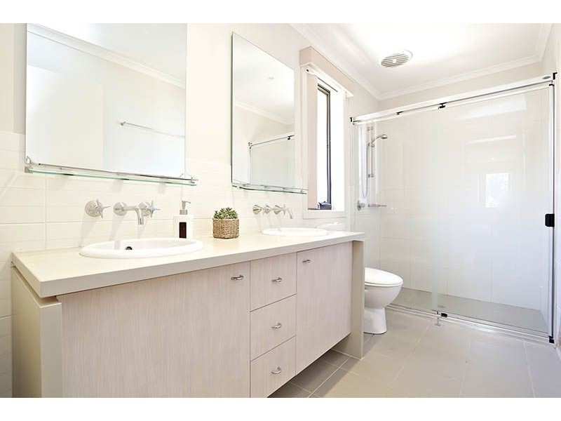 10 Castlebury Place, Deer Park VIC 3023