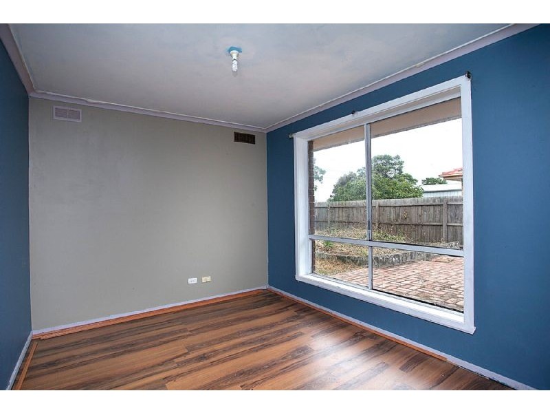 17 Warrington Crescent, Deer Park VIC 3023