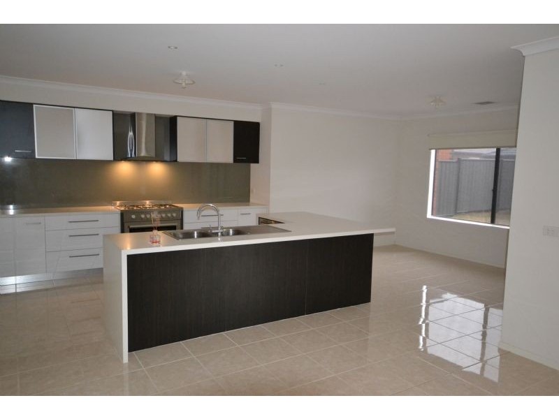 6 Pembroke Cre, Derrimut VIC 3030