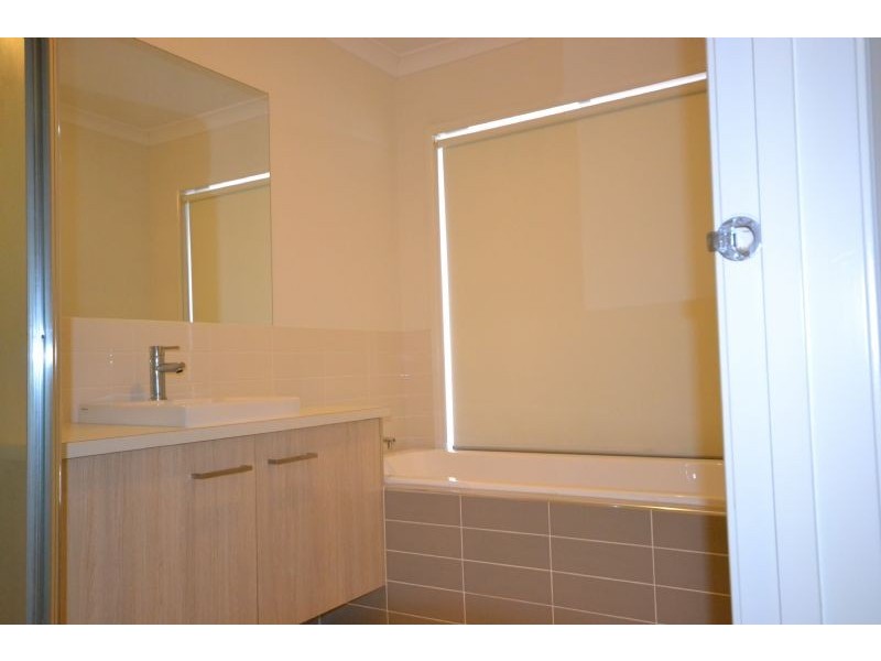 6 Pembroke Cre, Derrimut VIC 3030