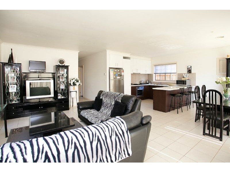 15 Lucas Terrace, Taylors Hill VIC 3037