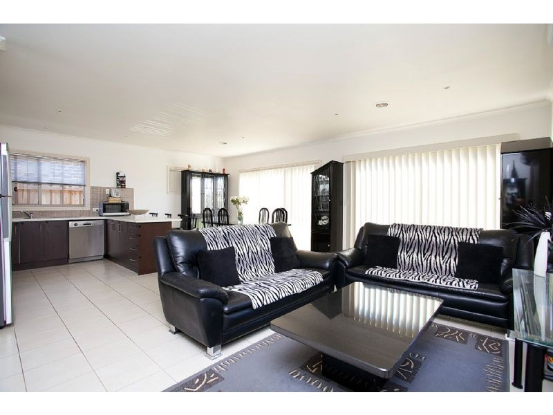 15 Lucas Terrace, Taylors Hill VIC 3037